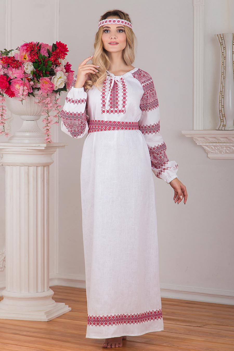 Women in Slavic costumes in Faridabad